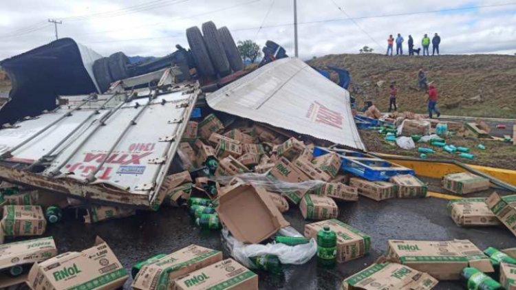 Vuelca tráiler sobre la Texcoco-Calpulalpan; hay un lesionado