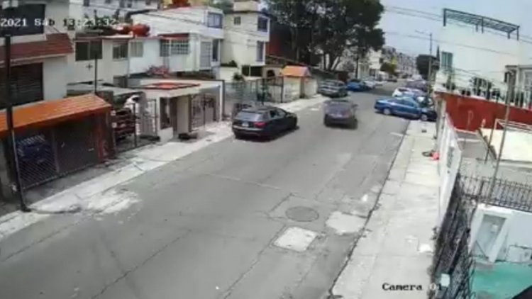 Por celos, sujeto lanza a joven desde un auto en Naucalpan