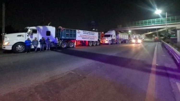 Transportistas bloquean la México-Pirámides; exigen cese de extorsiones