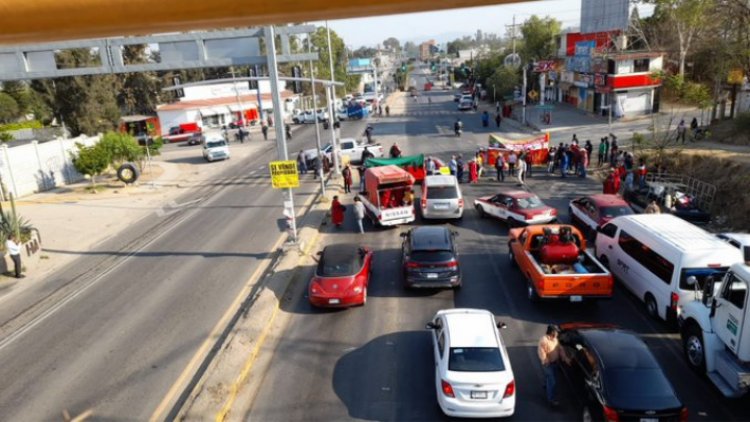 Triquis oaxaqueños bloquean circuito interior y acceso al AICM