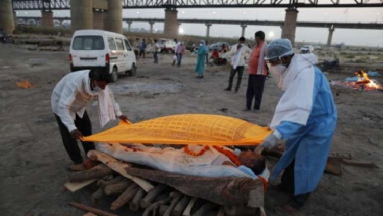 Crisis en India: tiran cadáveres de víctimas de Covid-19 en río Ganges