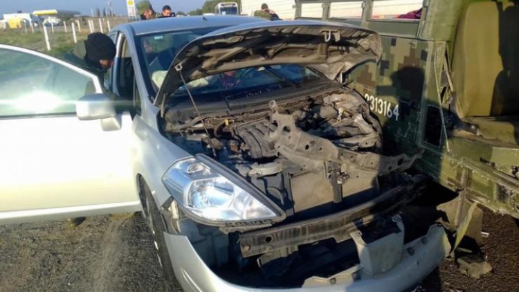 Vehículo militar y automóvil se impactan de frente en la México-Pachuca