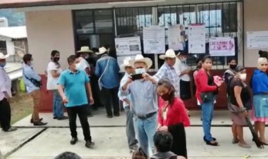 Morenista incomoda a votantes en casillas de Huitzilan, Puebla