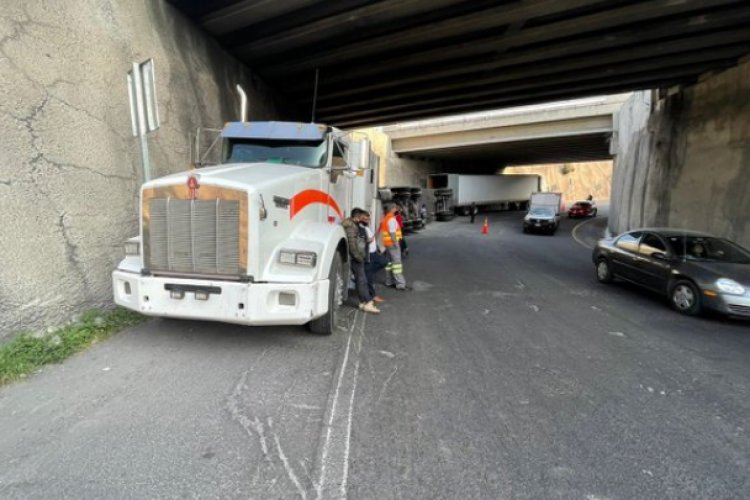 Vuelca tráiler con artículos de limpieza en el Circuito Exterior Mexiquense