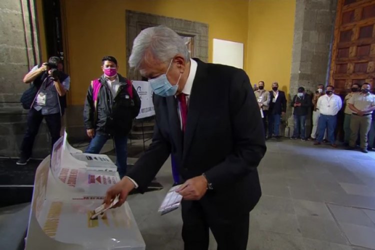 AMLO ejerce su derecho al voto