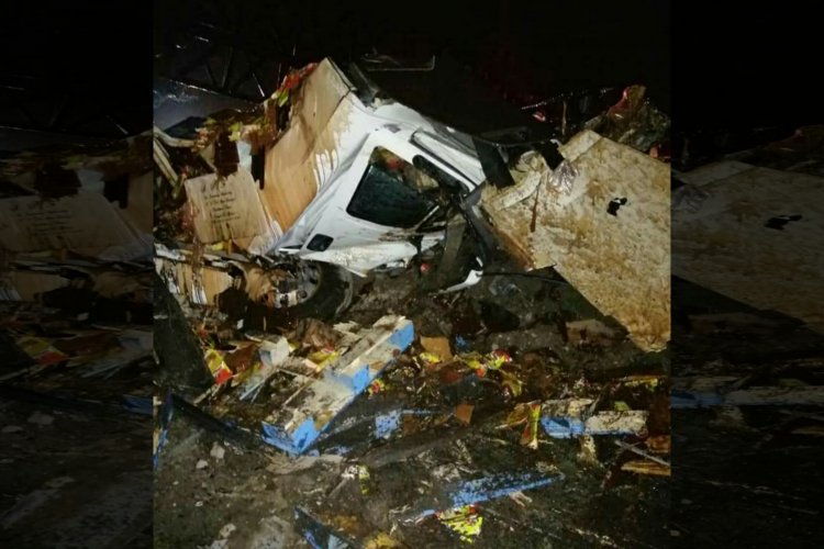 Tráiler cargado de salsa de tomate choca sobre la carretera Toluca-Tenango