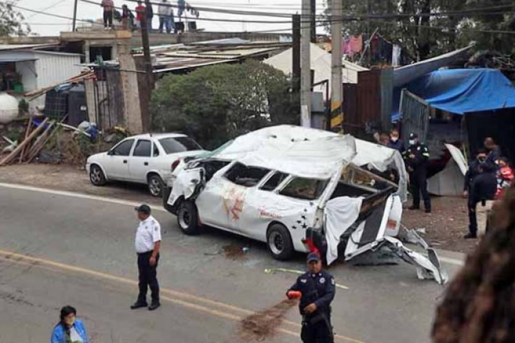 Vuelca tráiler y aplasta a combi en Naucalpan; hay un muerto