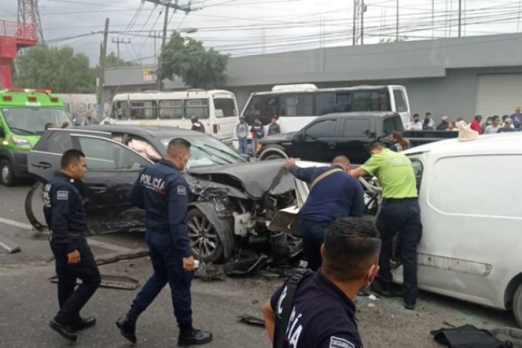 Persecución en la Texcoco-Lechería provoca choque múltiple