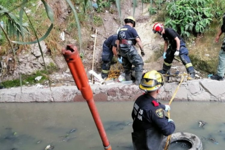 Encuentran cadáver flotando en canal de aguas negras en Atizapán