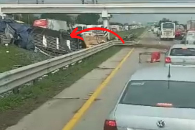 Captan aparatosa volcadura de tráiler sobre la México-Querétaro