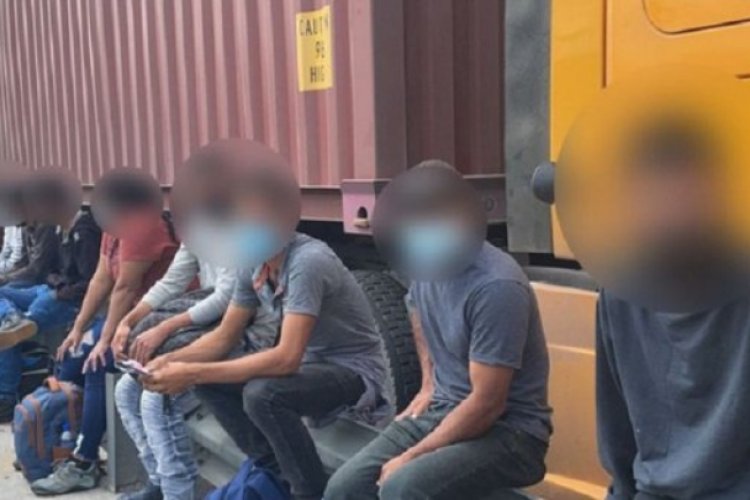 Localizan a 35 migrantes en un tráiler que viajaba en la México-Puebla