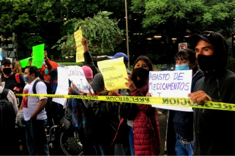 Padres de niños con cáncer bloquean la terminal 1 del AICM