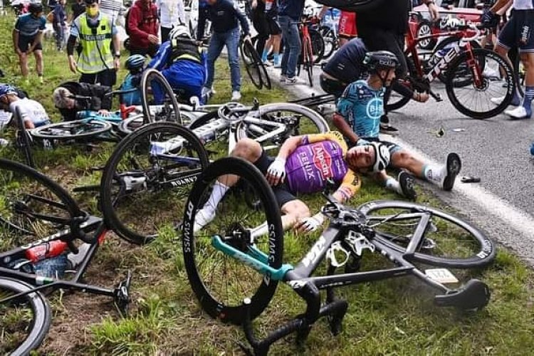 Detienen a mujer que provocó accidente masivo en tour de Francia 2021