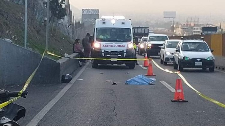 Pareja de motociclistas son embestidos en la México-Puebla; uno de ellos murió