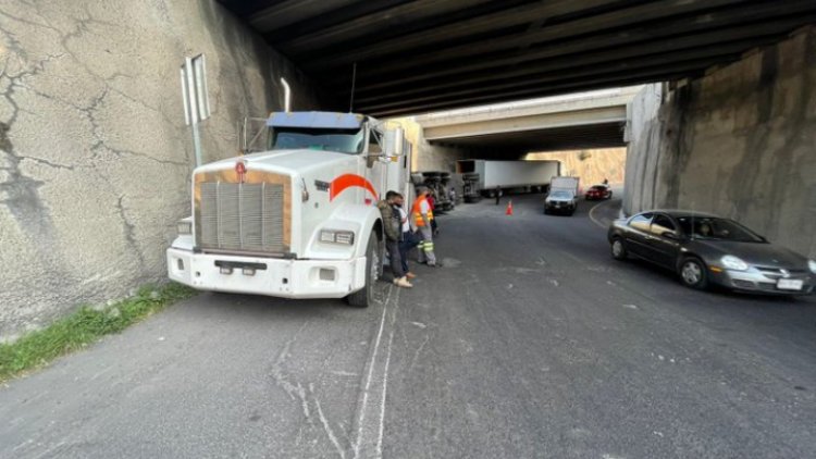 Vuelca tráiler con artículos de limpieza en el Circuito Exterior Mexiquense