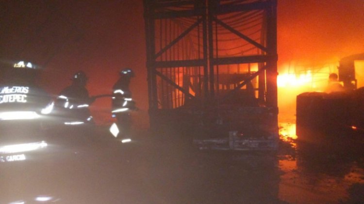 Incendio consume una fábrica de colchones en Ecatepec