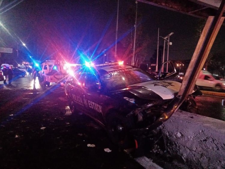 Policías estatales quedan prensados tras fuerte accidente en Tlalnepantla