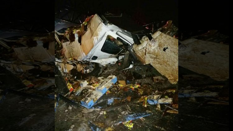 Tráiler cargado de salsa de tomate choca sobre la carretera Toluca-Tenango