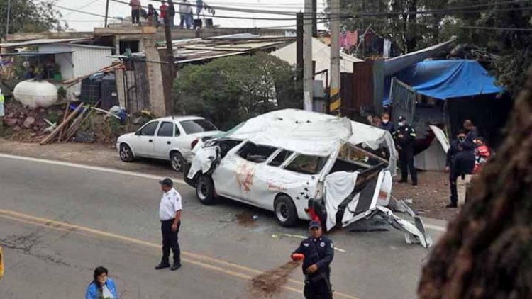 Vuelca tráiler y aplasta a combi en Naucalpan; hay un muerto