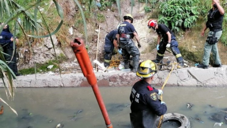 Encuentran cadáver flotando en canal de aguas negras en Atizapán