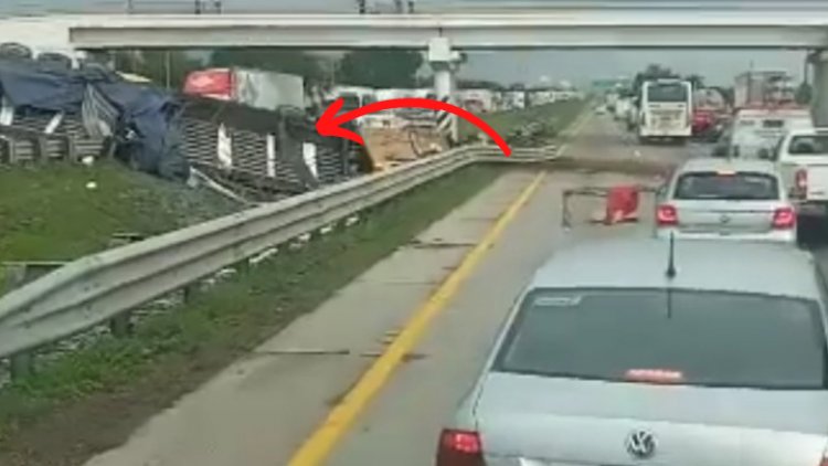 Captan aparatosa volcadura de tráiler sobre la México-Querétaro