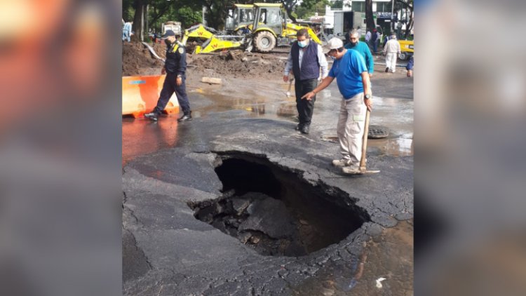 Vehículo cae en socavón de Canal de Miramontes provocado por fuga