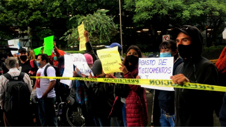 Padres de niños con cáncer bloquean la terminal 1 del AICM