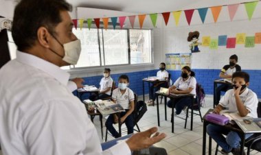 Regreso a clases presenciales sigue en pie para agosto, insiste AMLO