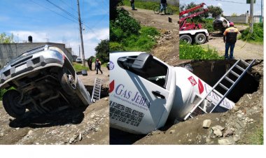 ¡Increíble!  Socavón se traga una pipa de gas en Huejotzingo, Puebla