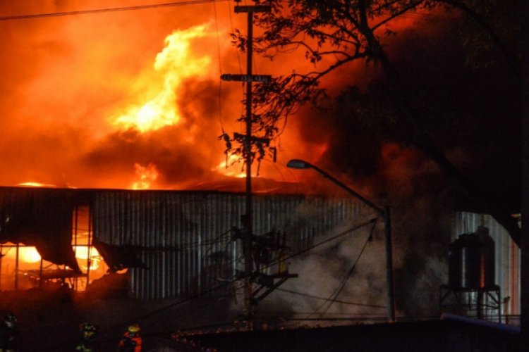 Se controla fuerte incendio en bodega de la CDMX