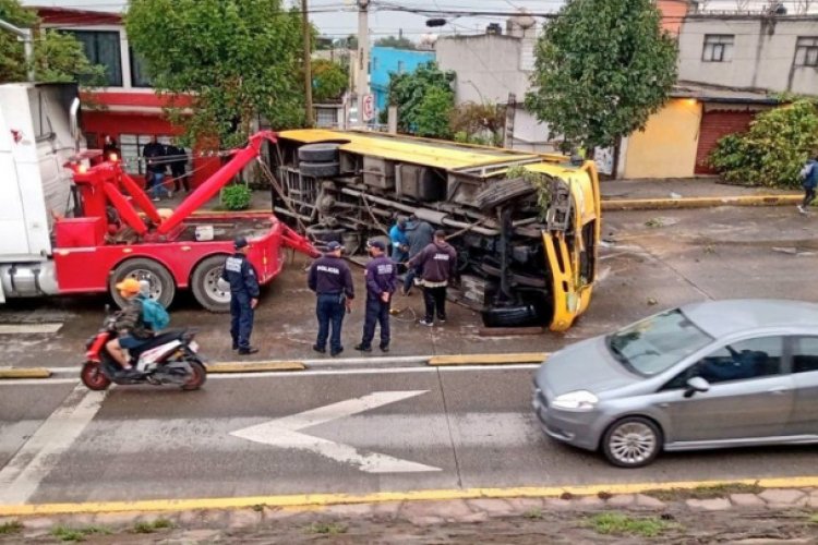 Vuelcan dos autobuses en la vía José López Portillo; hay 11 lesionados