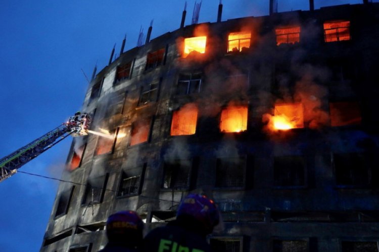Incendio en fábrica de Bangladesh deja al menos 52 muertos