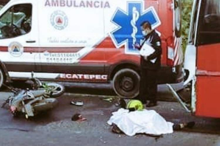 Motociclista muere tras invadir carril confinado de Mexibús en Ecatepec