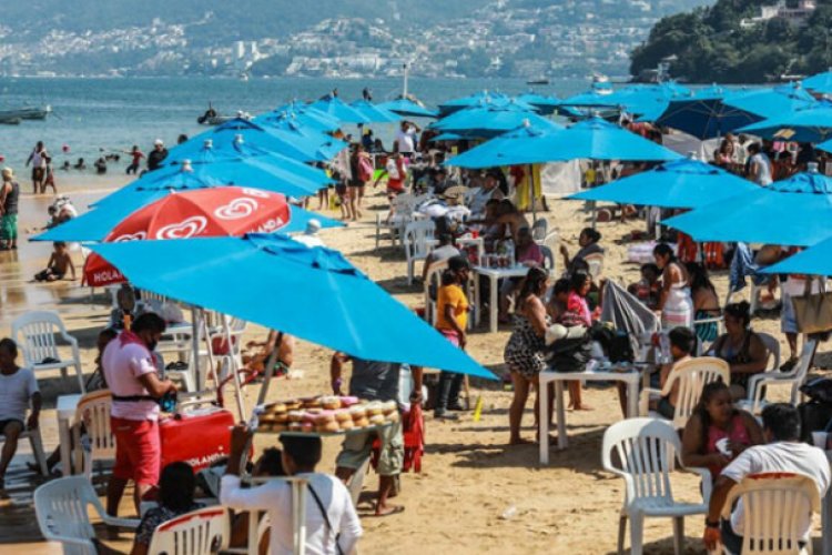 Ignoran repunte de Covid-19 y abarrotan las playas de Acapulco