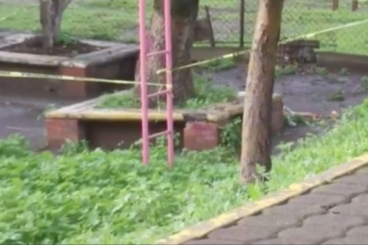 Abandonan cadáver de hombre junto a jardinera en Tlalnepantla