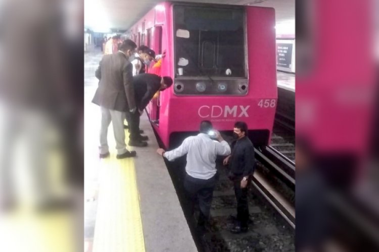 Paraguas provoca corto circuito en la Línea 1 del Metro de la CDMX