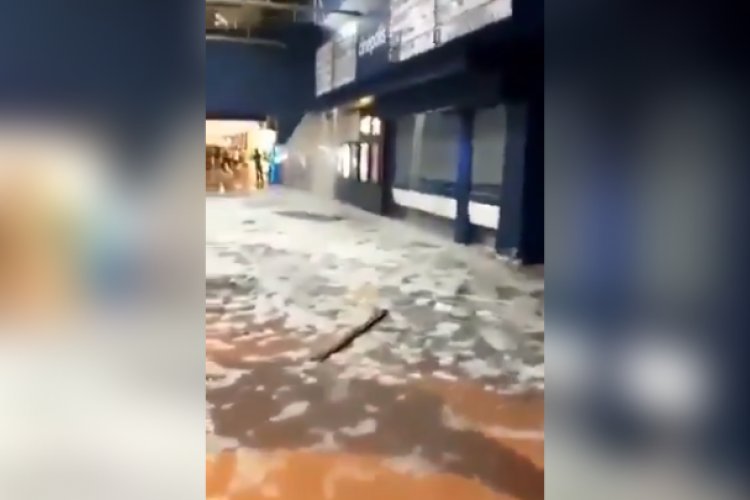 Fuerte lluvia provoca desplome de techo de Plaza Aragón en Ecatepec