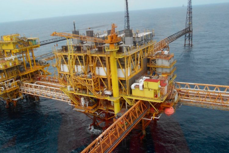 Piratas saquean plataforma petrolera