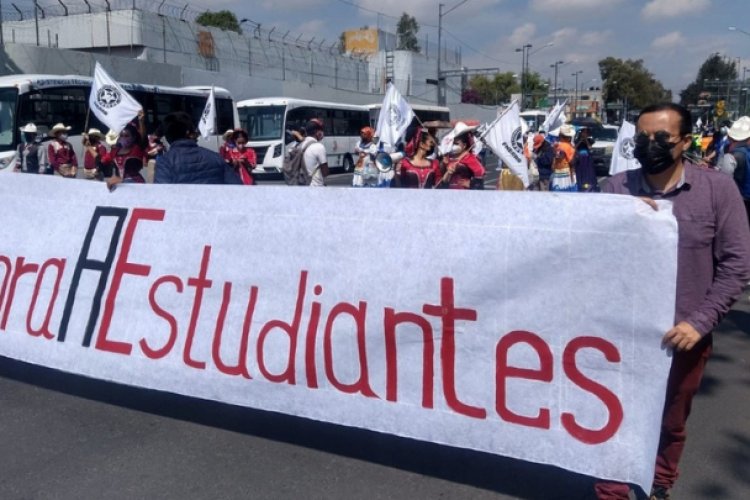Marchan universitarios contra la alcaldía Cuauhtémoc, exigen solución a sus demandas