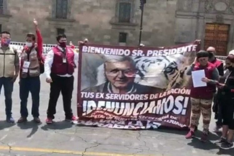 Servidores de la nación se revelan con protesta en Palacio Nacional