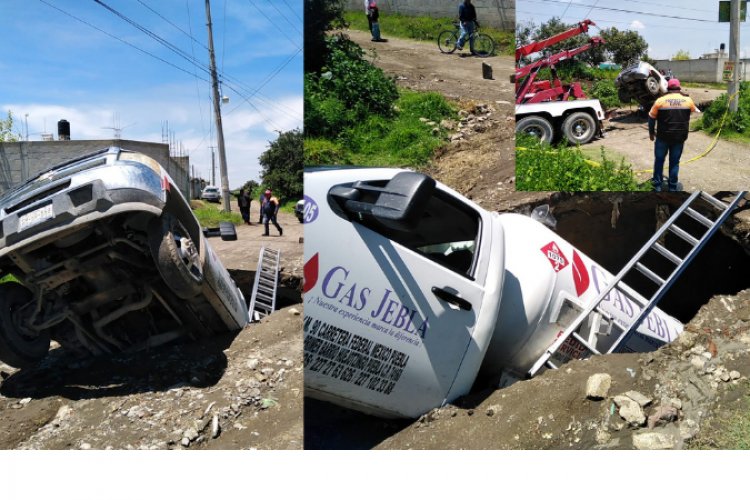 ¡Increíble!  Socavón se traga una pipa de gas en Huejotzingo, Puebla