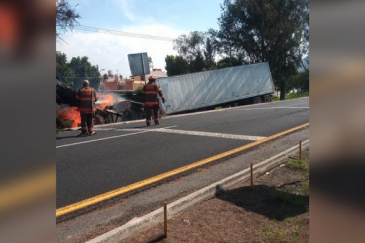 Tráiler cargado de leche vuelca y se incendia en la México-Pirámides