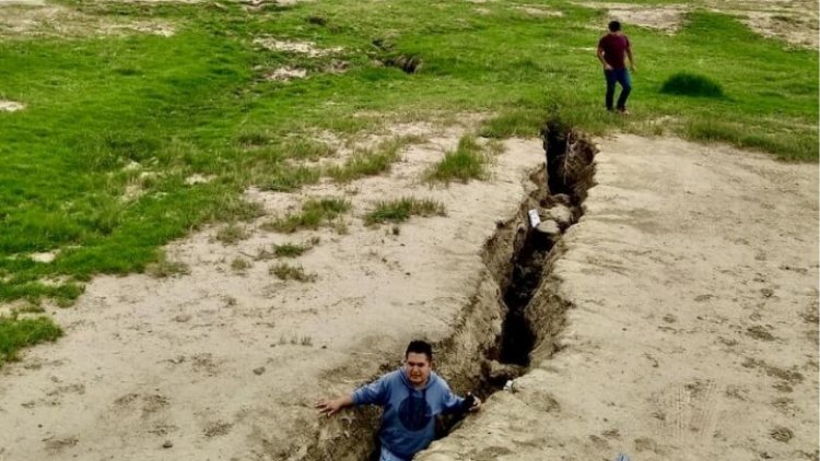 Reportan aparición de grietas de 300 metros de largo en San Salvador Atenco