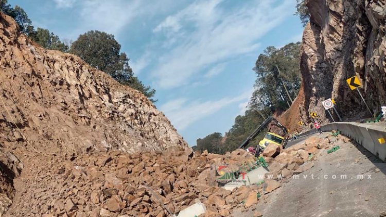 Cierran paso en la carretera Toluca-Naucalpan por derrumbe