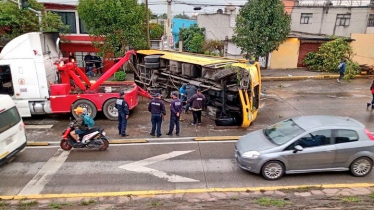 Vuelcan dos autobuses en la vía José López Portillo; hay 11 lesionados