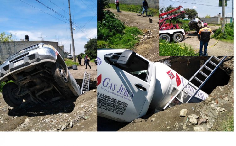 ¡Increíble!  Socavón se traga una pipa de gas en Huejotzingo, Puebla