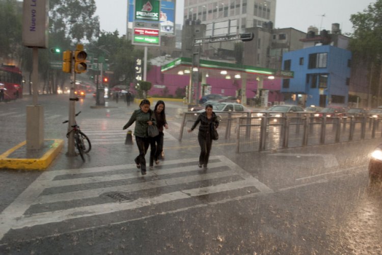 Continúan lluvias fuertes en el Valle de México