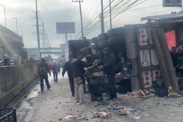 Vuelca tráiler de limones y se impacta contra casa en Paseo Tollocan