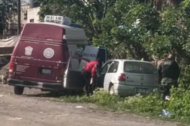 Abandonan cadáver con signos de violencia dentro de auto en La Paz