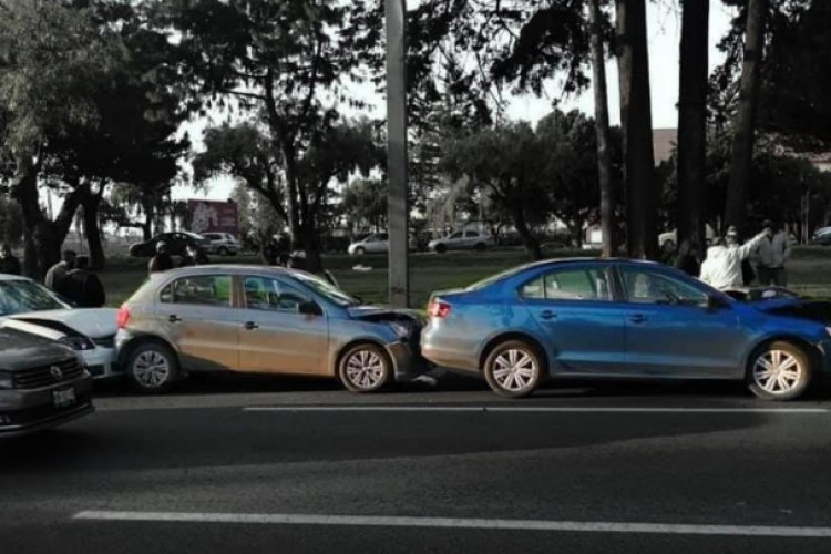 Severo caos vial provocan dos carambolas en paseo Tollocan